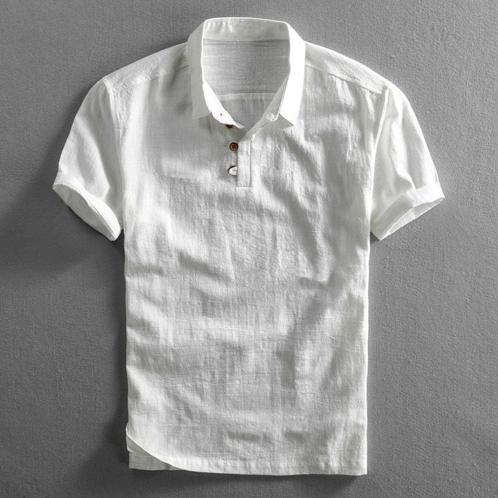 Mann trägt bequemes, luftiges Herren Kurzarm Poloshirt beim Spaziergang im Sommer. Ideal für Reise & Freizeit.