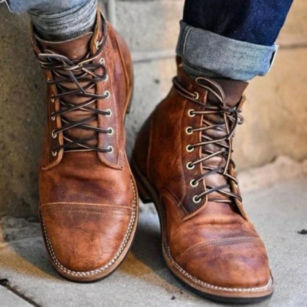 Robuste braune Herren Stiefeletten für jeden Tag. Klassisch, bequem & vielseitig für Freizeit & Büro.