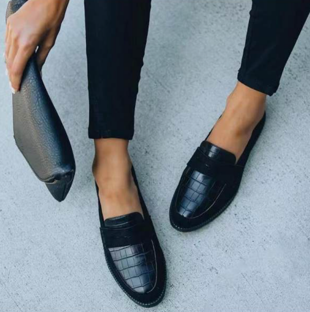 Bequeme schwarze Damen Loafers aus Leder, Slipper, perfekt als Frühlings- und Sommerschuhe für Damen.