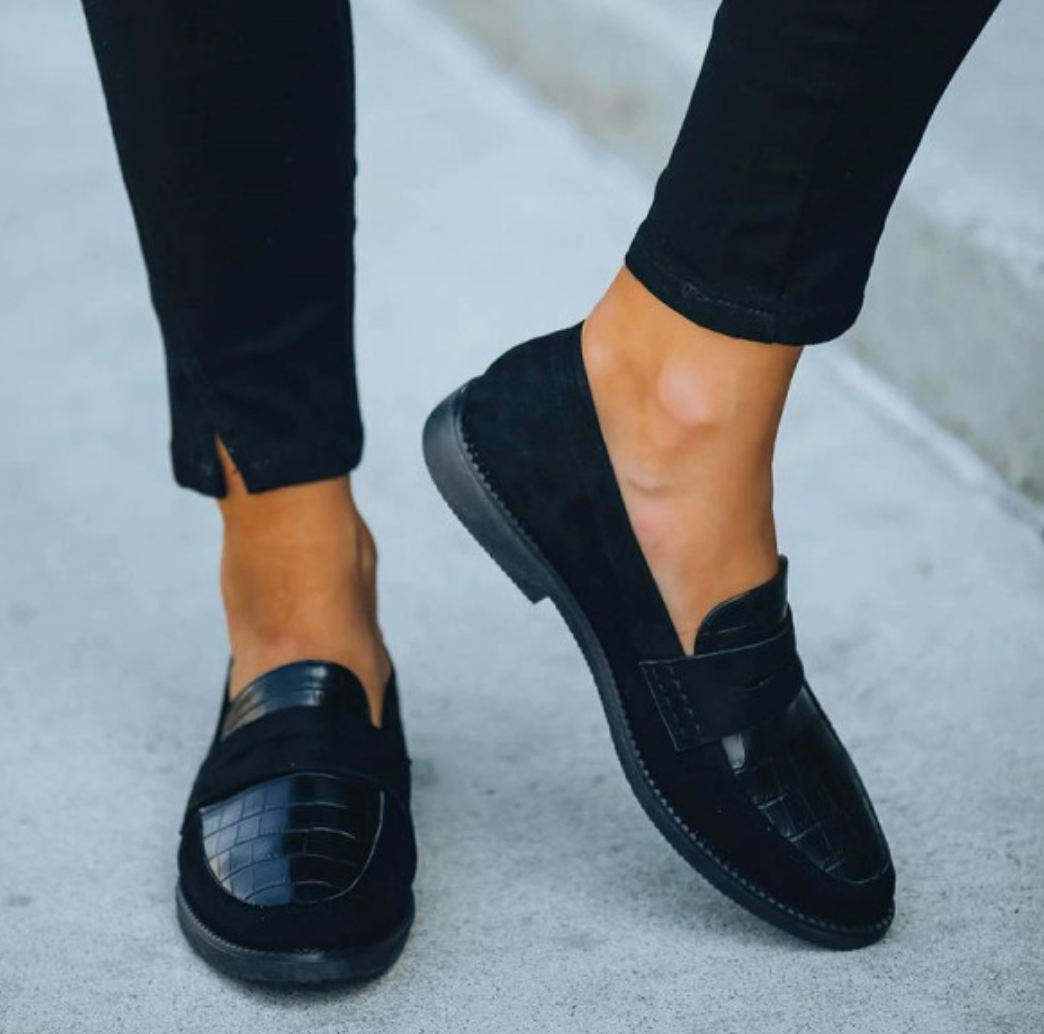 Elegante schwarze Damen Leder Loafers, Slipper für stilvollen Komfort, ideal für Business & Freizeit.
