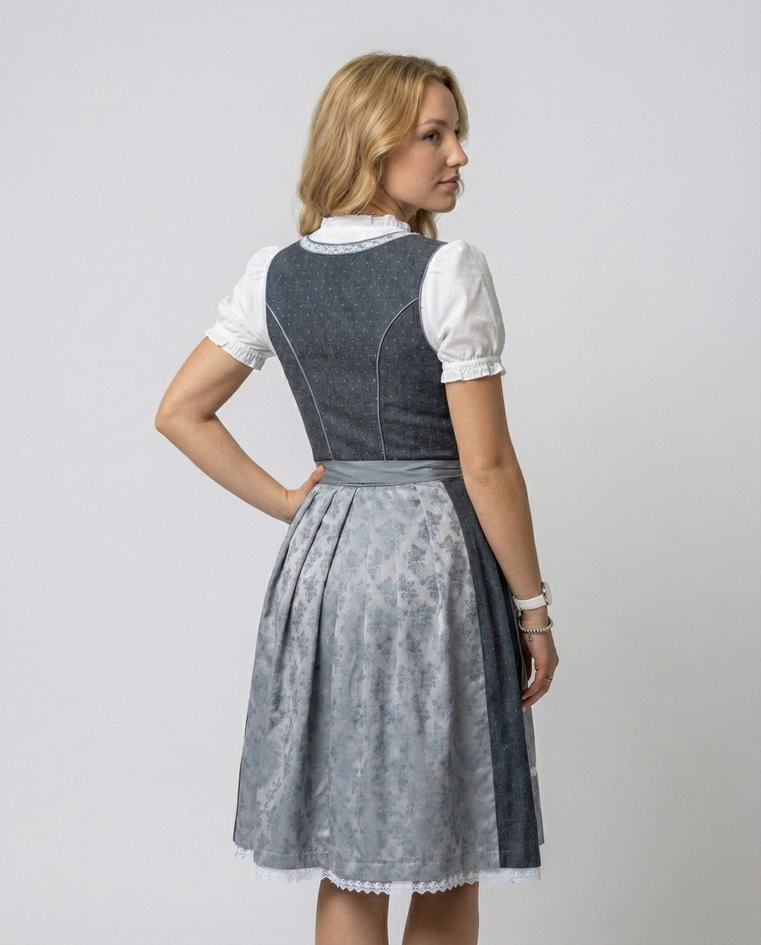 Bequemes Damen-Dirndl, traditionell und mädchenhaft. Polyester Trachtenkleid für Oktoberfest & Volksfeste in Bayern.