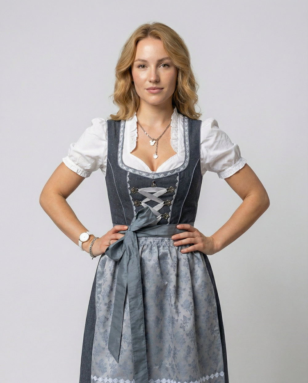 Damen-Dirndl aus Polyester, traditionell & festlich. Ideales Trachtenkleid für Oktoberfest und bayerische Mode.