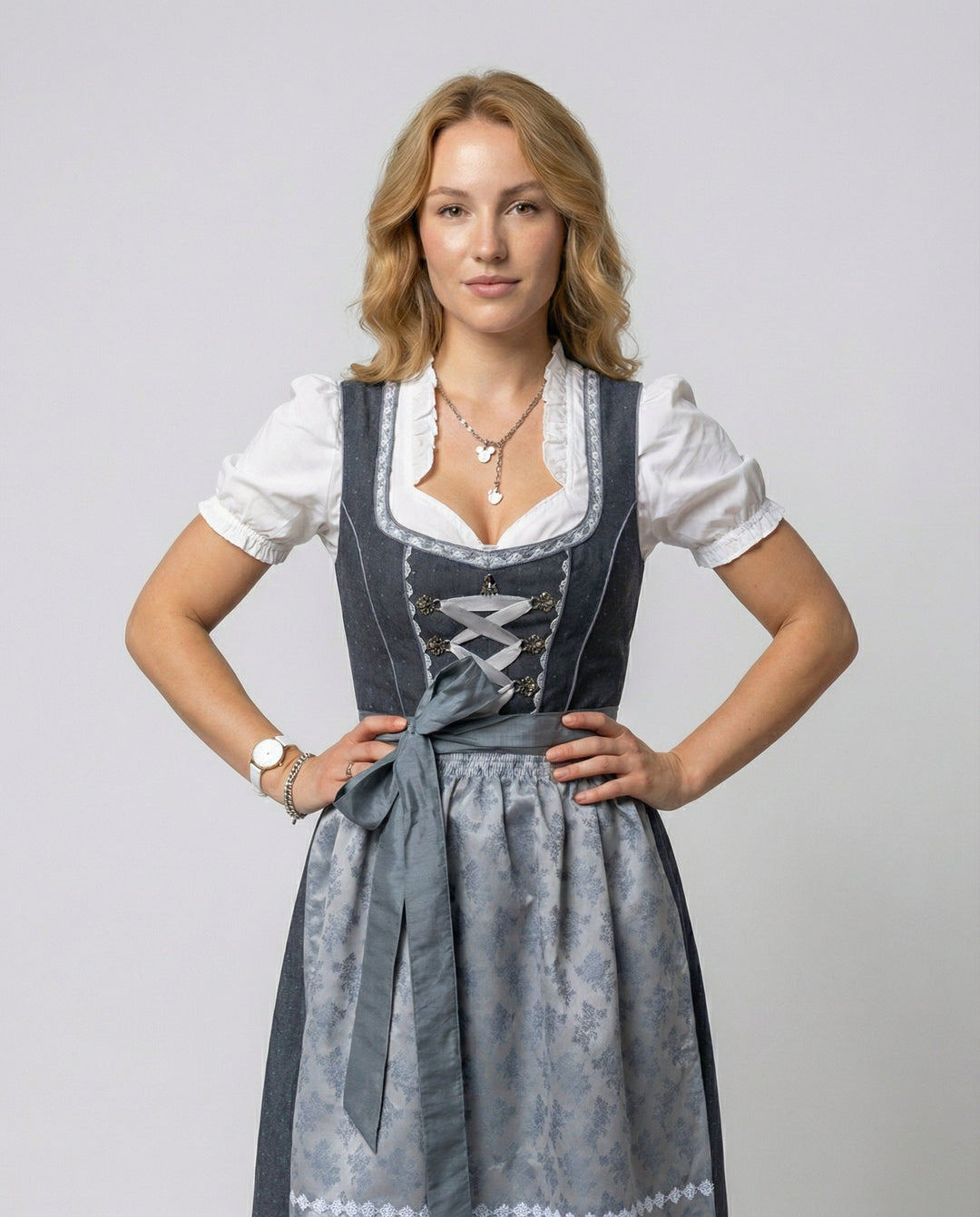 Damen-Dirndl aus Polyester, traditionell & festlich. Ideales Trachtenkleid für Oktoberfest und bayerische Mode.
