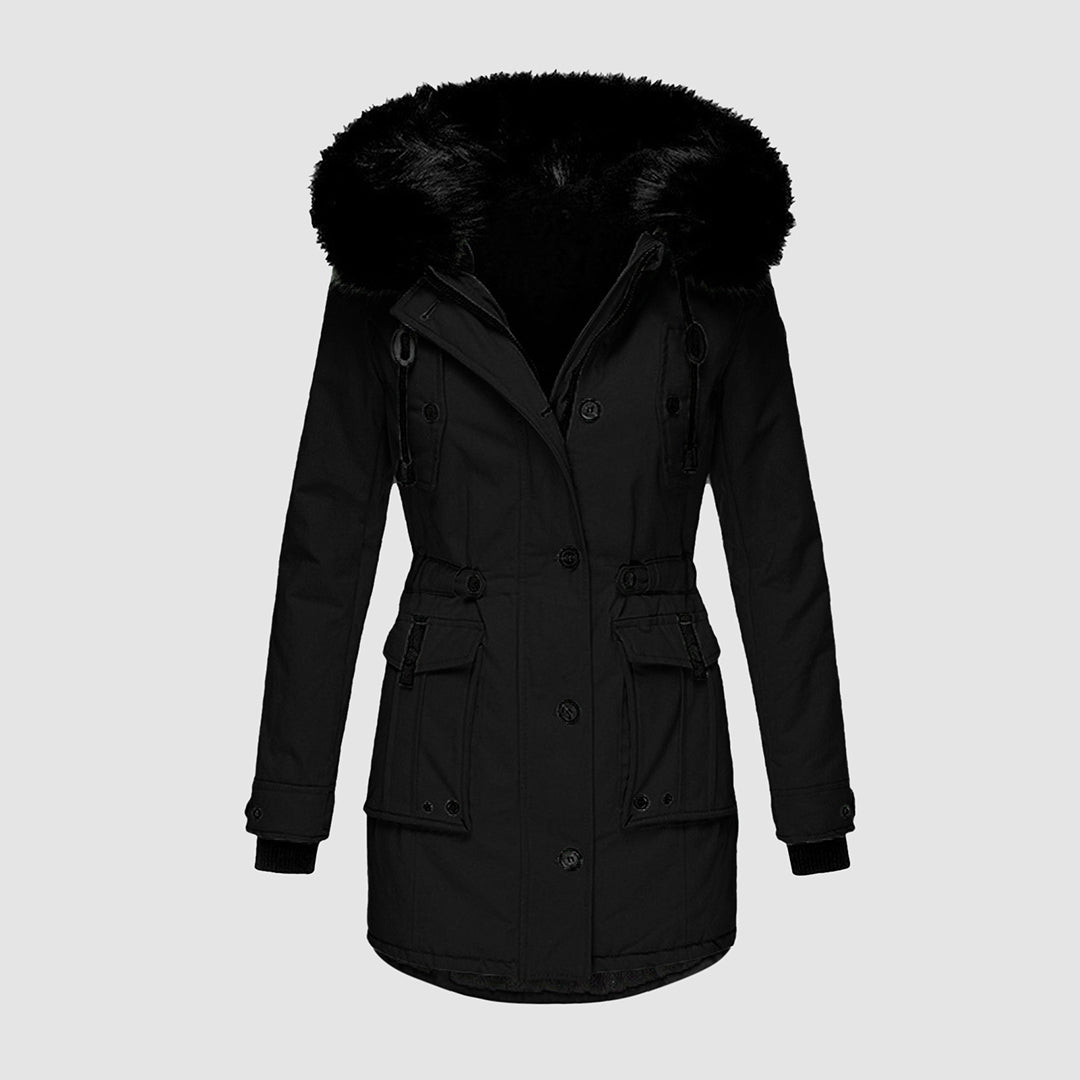Detailansicht: Weiche, warme Damen Winterjacke in Schwarz, elegant tailliert. Ideale Kapuzenjacke für den Kälteschutz.