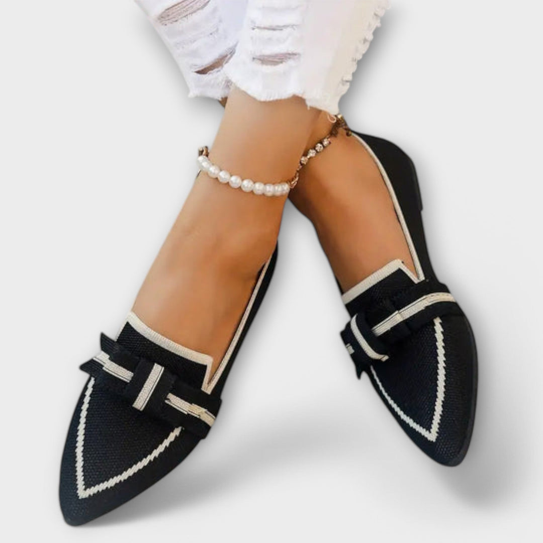 Elegante Damen Ballerinas in Schwarz mit Knotendetail. Flache Komfortschuhe, ideal für Freizeit und Sommer.