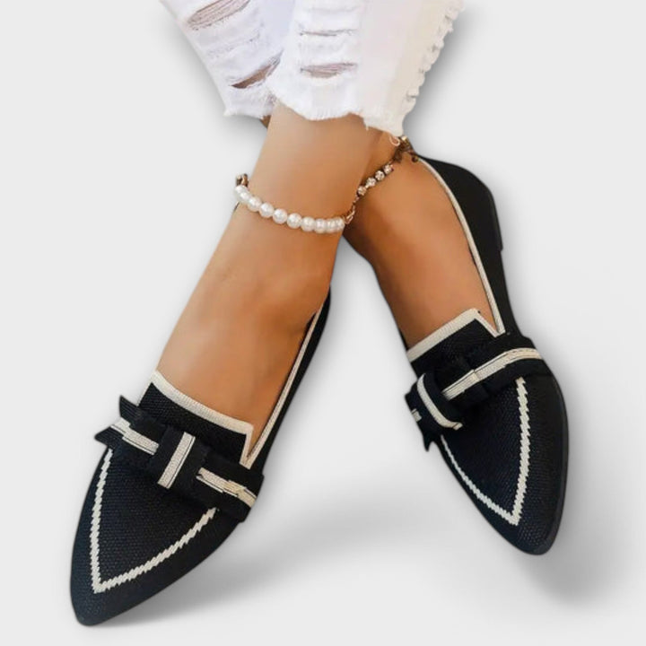 Elegante Damen Ballerinas in Schwarz mit Knotendetail. Flache Komfortschuhe, ideal für Freizeit und Sommer.