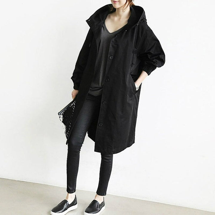 Eleganter Damen Trenchcoat Rückansicht, klassischer Schnitt, perfekt als wasserabweisender Frühlingsmantel.