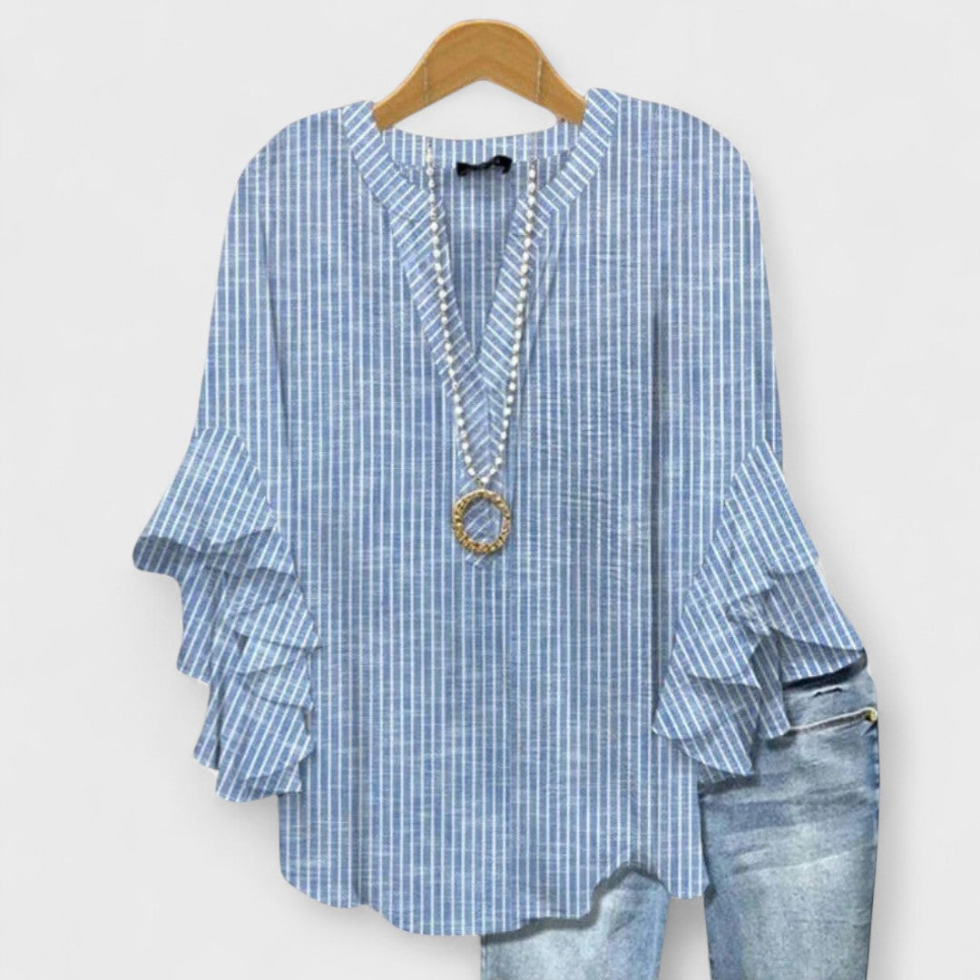 Feminine Damenbluse mit V-Ausschnitt & schmeichelhaften Volantärmeln; stilvoll, bequem für warme Tage.