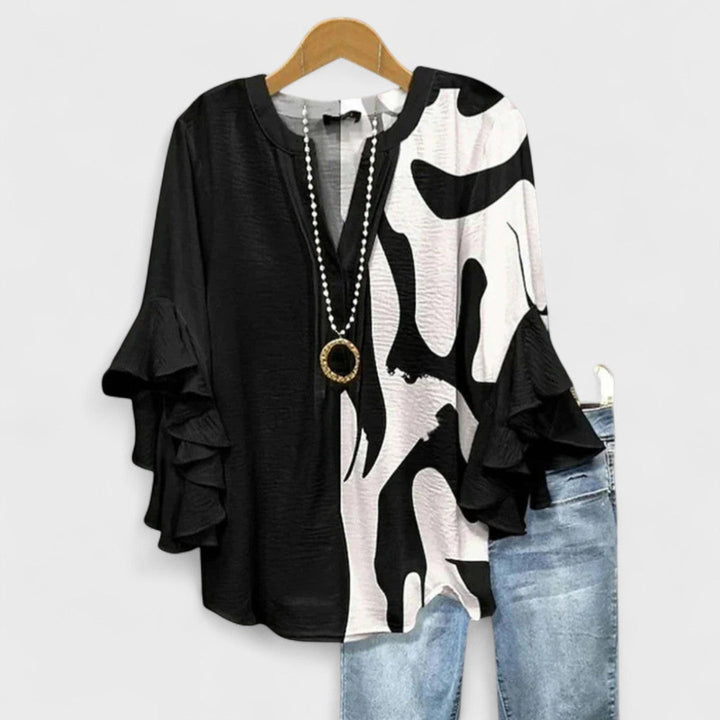 Stilvolle Damenbluse: V-Ausschnitt & fließende Volantärmel, ein modisches Oberteil für elegante Outfits.