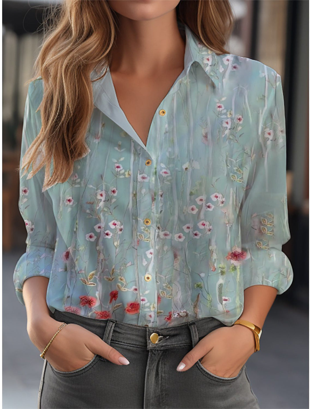 Sommerliche Damenbluse mit leuchtendem Blumenmuster, langärmelig, locker geschnitten, sehr komfortabel.