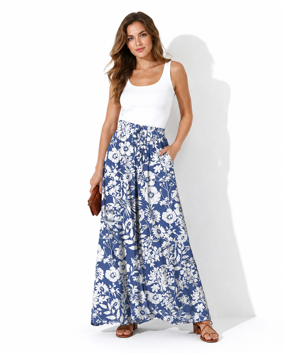 Blaue Damen-Sommerhose mit elegantem Blumenmuster, elastischem Bund und praktischen Seitentaschen.