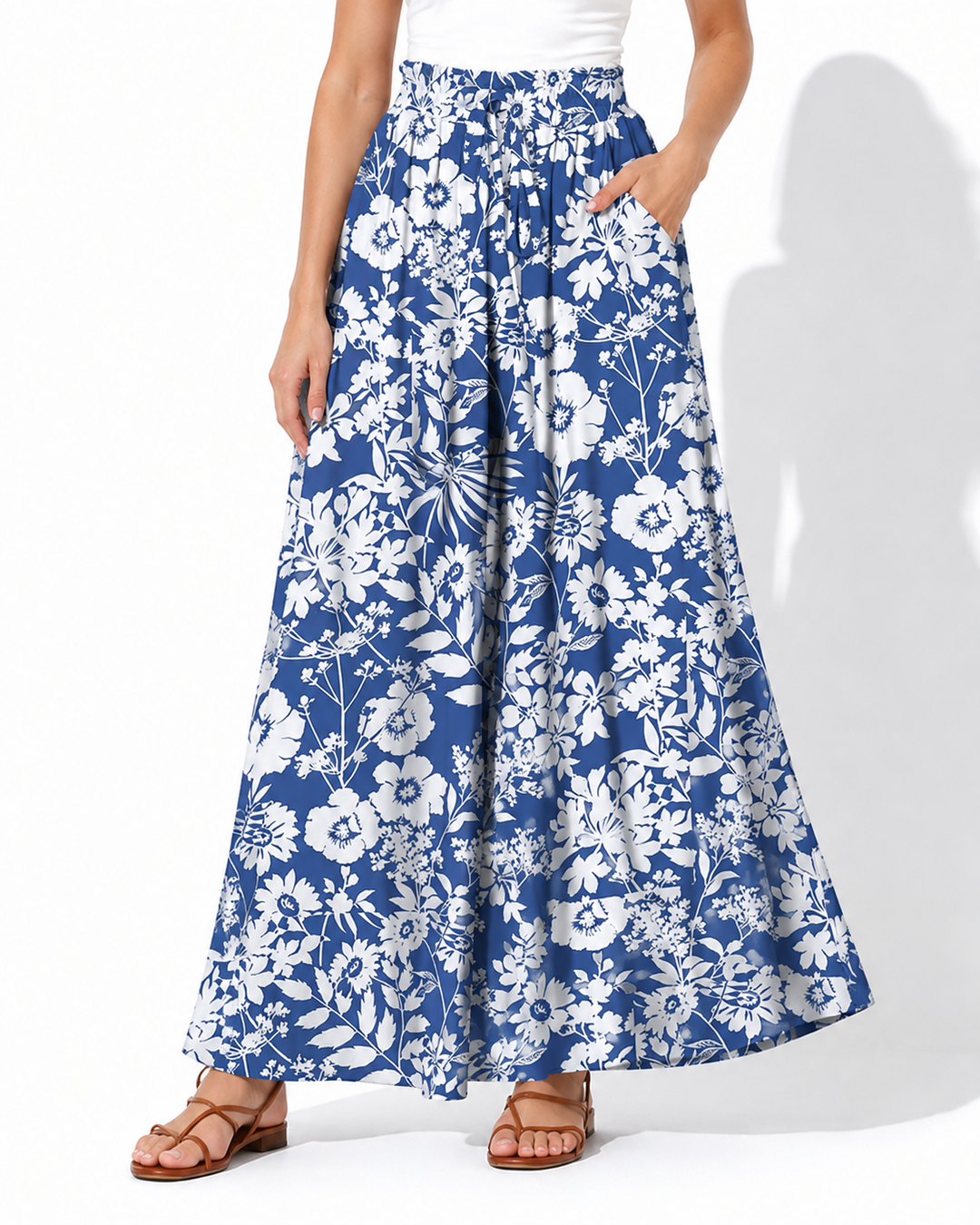Moderne blaue Damen-Hose mit lebhaftem Blumenmuster, seitlichen Taschen und komfortablem elastischem Bund.
