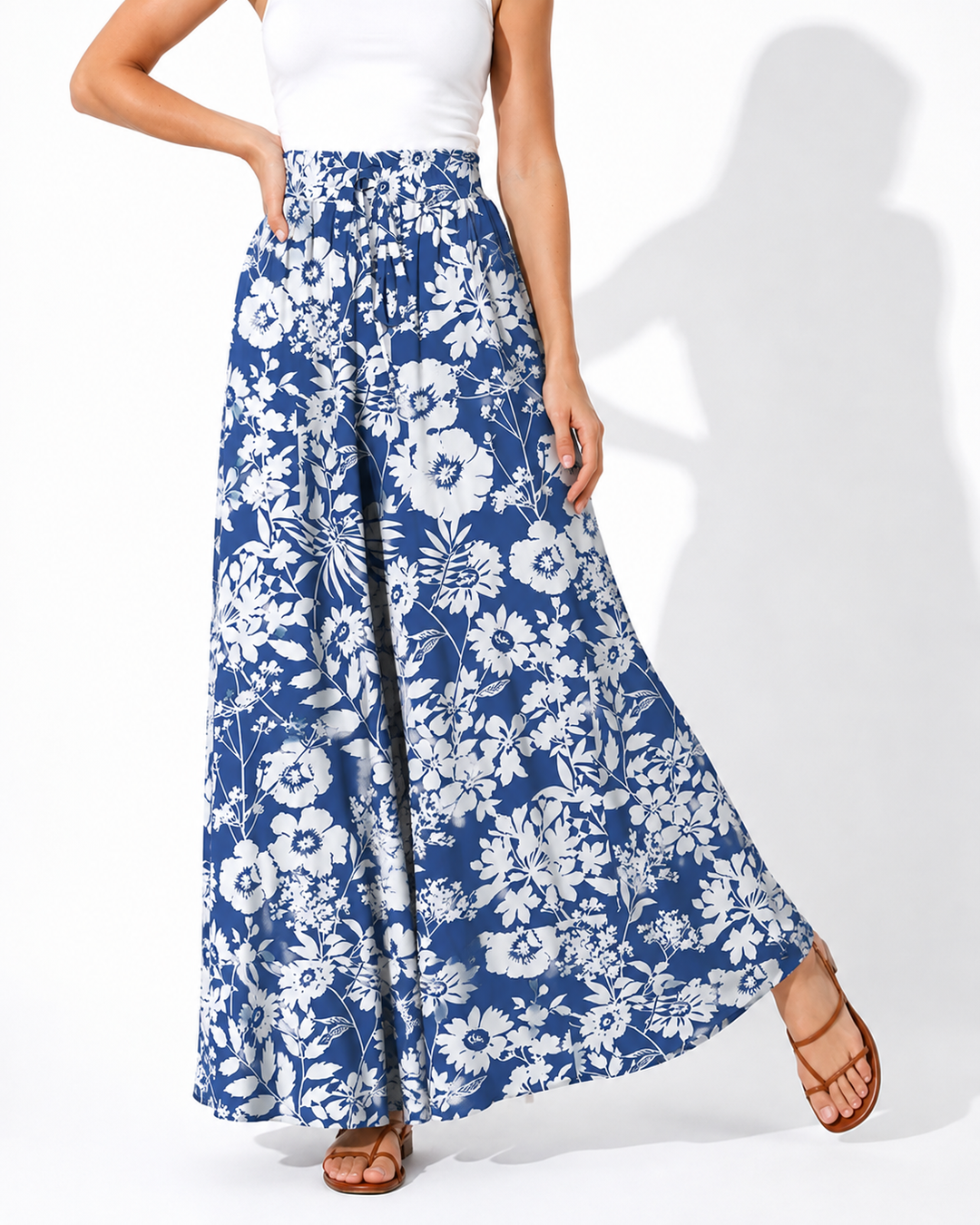 Stilvolle Damen-Sommerhose in Blau mit floralem Muster, ideal für Freizeit, bequem dank elastischem Bund.