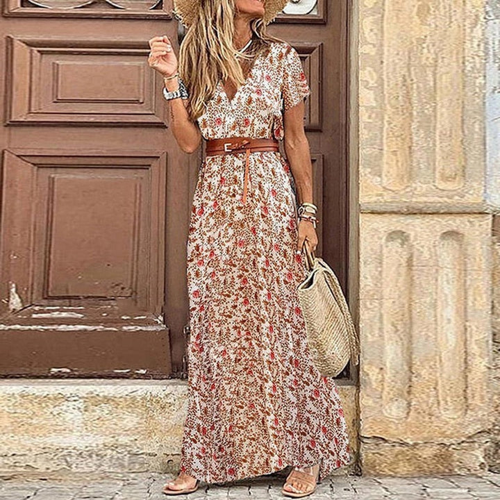 Hippie-Chic Damenkleid mit buntem Muster, im Boho-Vintage-Look, perfekt für entspannte Sommertage.