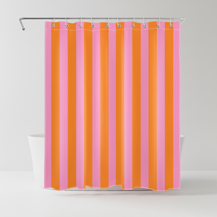 Lebhafter Boho Duschvorhang "Stripelight" mit bunten Streifen in Rosa, Orange, Grün als Badezimmerdeko.