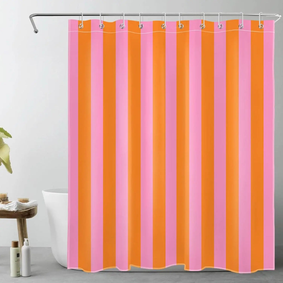 Gestreifter Boho Stoffduschvorhang "Stripelight" bringt fröhliche Farben & modernes Flair ins Bad.