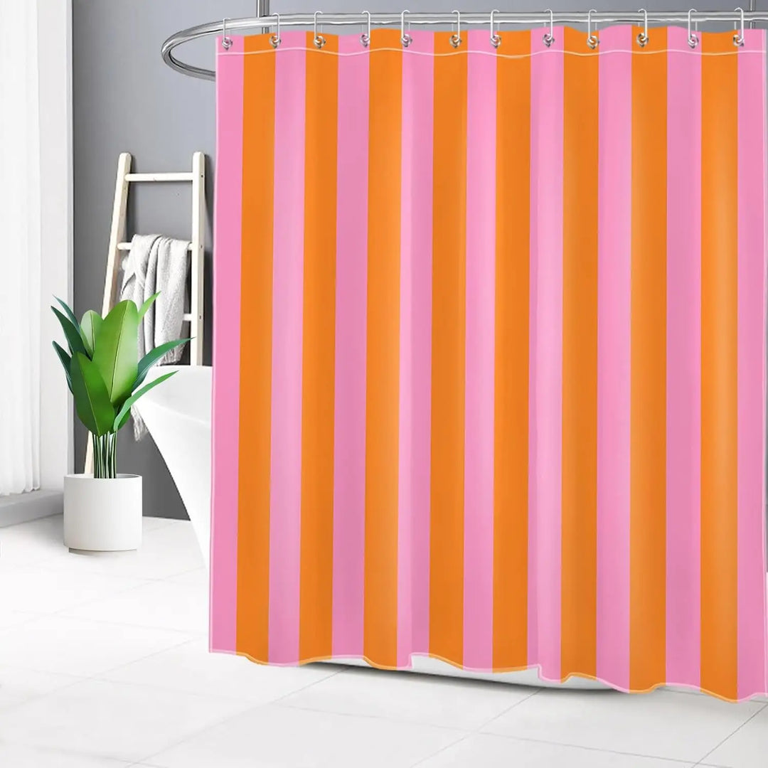Detailaufnahme des gestreiften Boho Stoffduschvorhangs "Stripelight", Textur & Farben sichtbar.