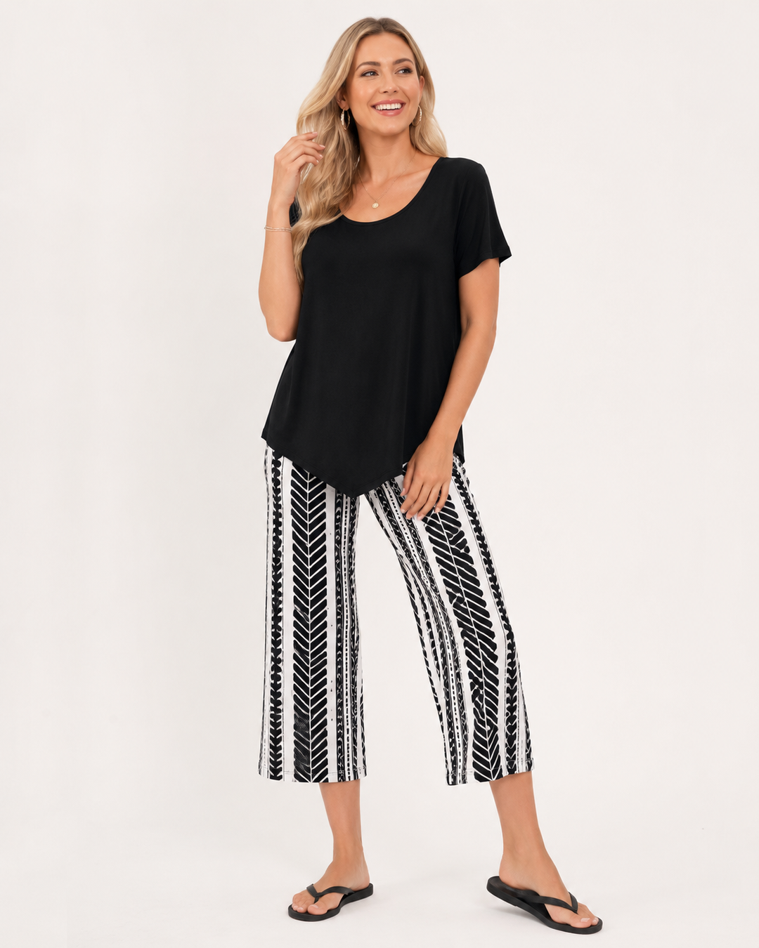 Damen Sommer Zweiteiler Set: bequemes Oberteil mit Blumenmuster und passende weite Hose für Freizeitkleidung.