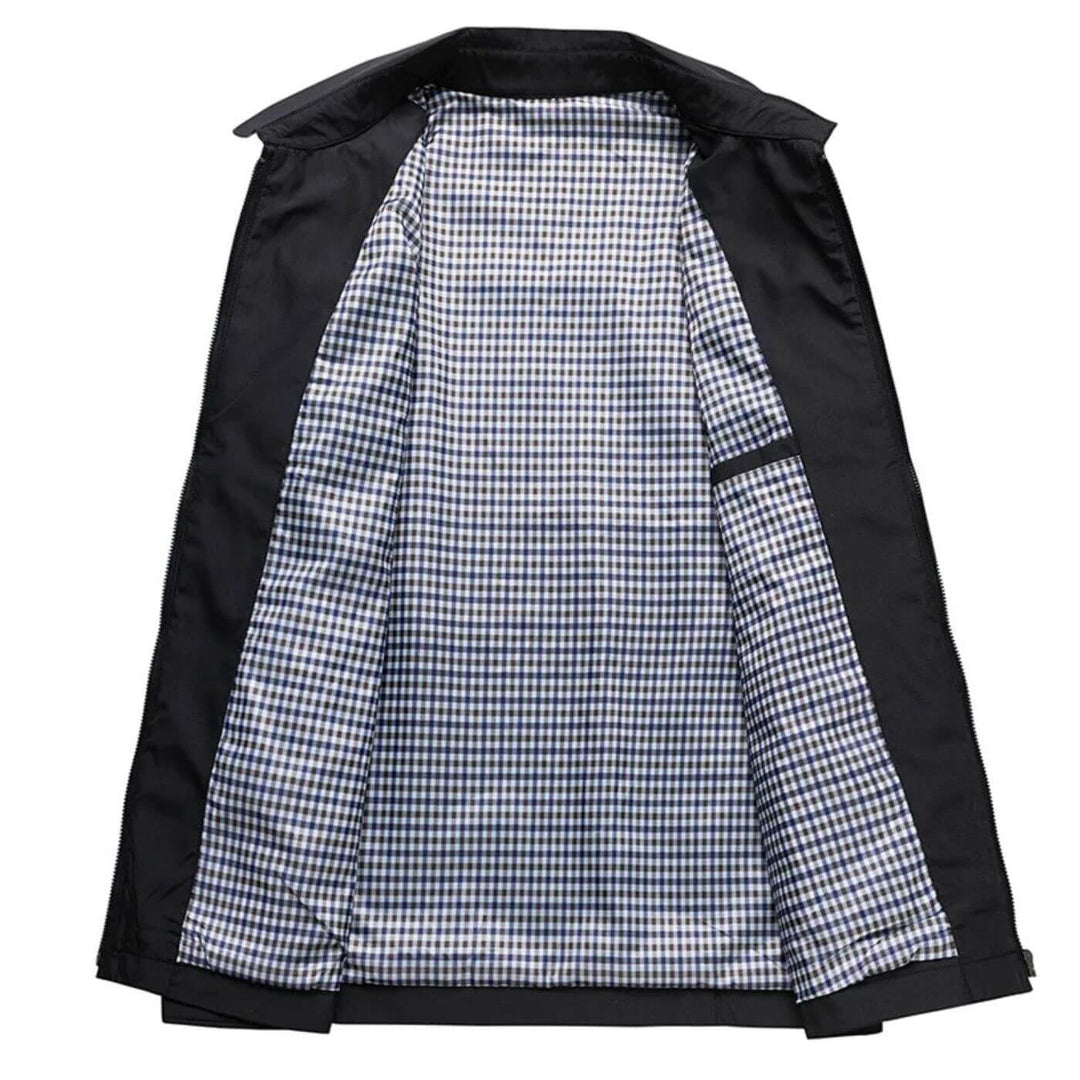 Mann trägt moderne & bequeme Slim Fit Herren Übergangsjacke. Perfekt für stilvolle Alltags- und Büro-Outfits.