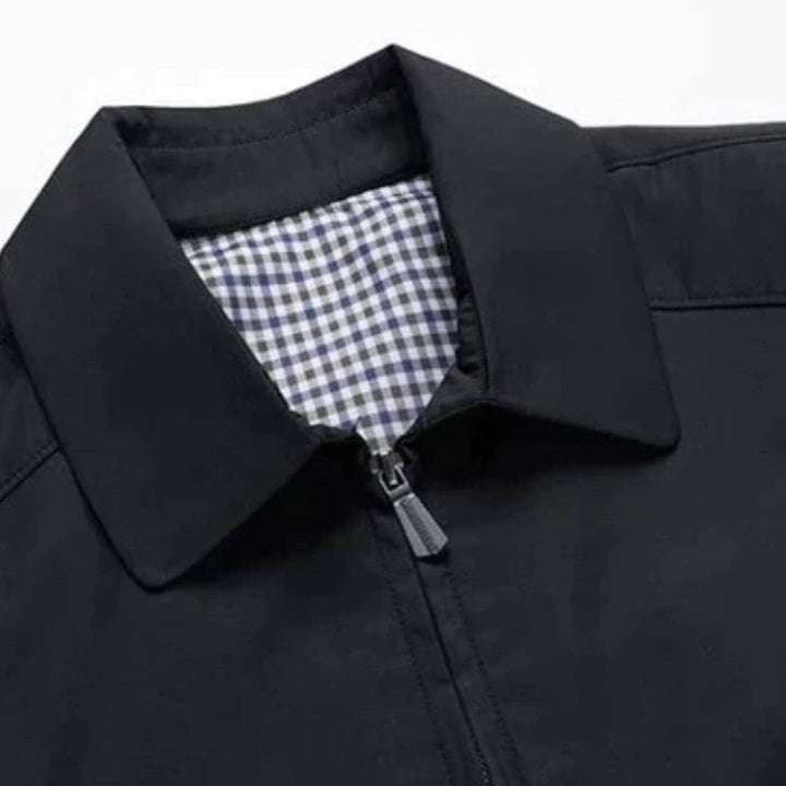 Rückenansicht der Slim Fit Herren Übergangsjacke, modern und bequem. Ideal für Frühling & Herbst Herrenmode.