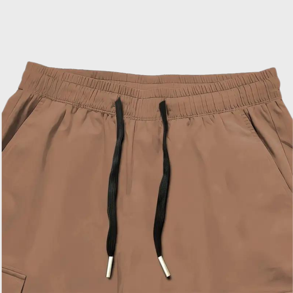 Detailansicht der atmungsaktiven, locker sitzenden Herren Cargo-Hose, zeigt Stofftextur & hochwertige Verarbeitung.