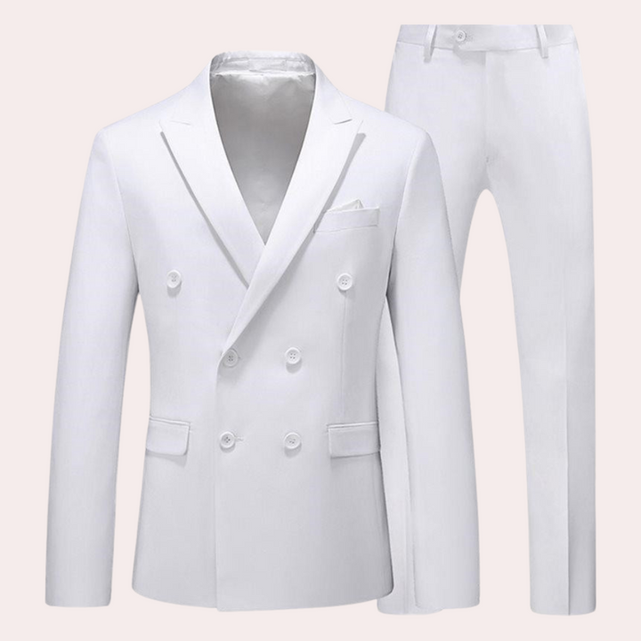 Mann im eleganten, klassischen Herrenanzug 2-teilig. Ideales Business-Outfit für Herbst und Winter. Komfortabler, stilvoller Look.