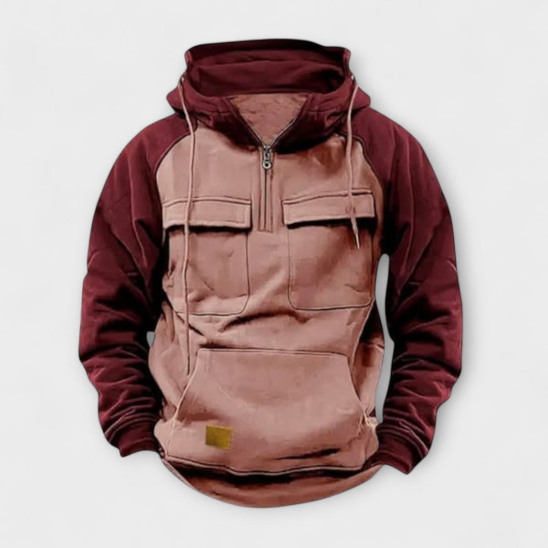 Mann trägt bequeme Herren Outdoor Kapuzenjacke. Vielseitiger Pullover für Freizeit & Sport im Frühling/Herbst. Robuster Hoodie.