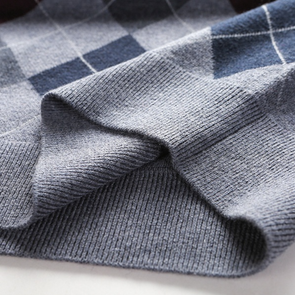 Modische Herren Strickweste mit V-Ausschnitt. Ärmellose Pulloverweste für stilvolle Herrenmode & Freizeit.