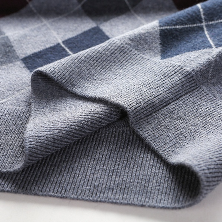 Modische Herren Strickweste mit V-Ausschnitt. Ärmellose Pulloverweste für stilvolle Herrenmode & Freizeit.