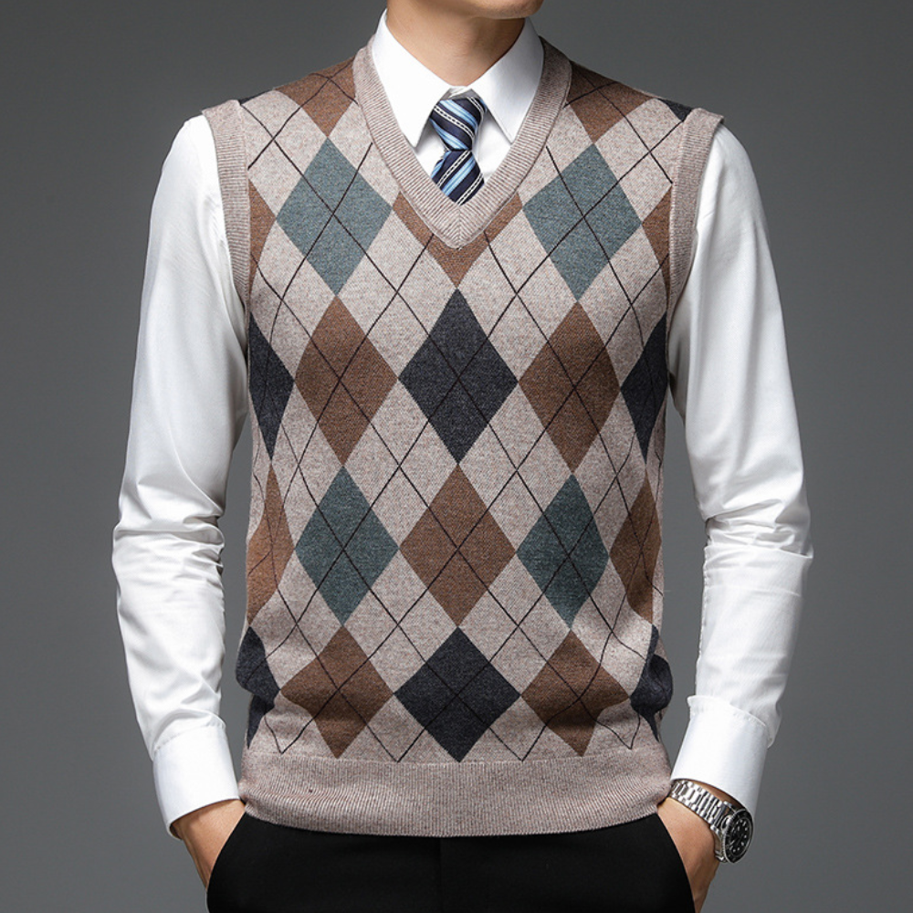 Vielseitige ärmellose Herren V-Ausschnitt Weste. Komfortabler Strickpullover ideal für elegante Männeroutfits.