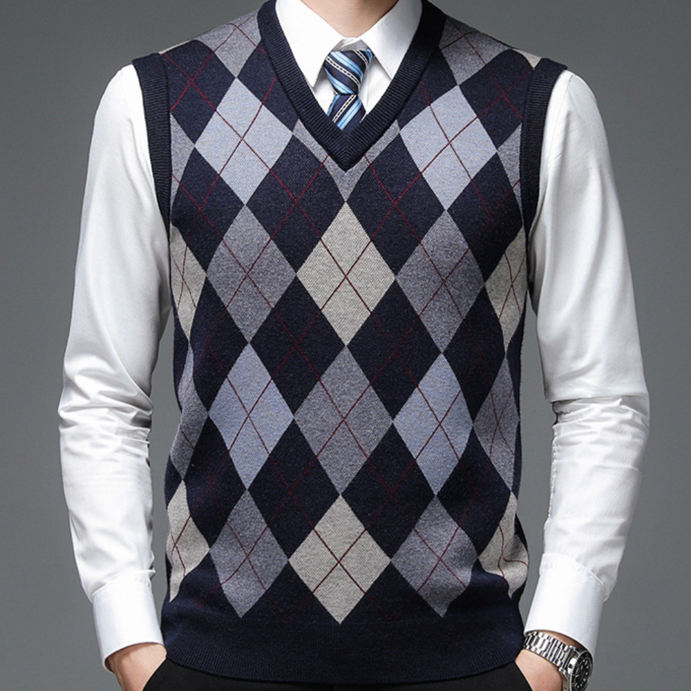 Bequeme Herren V-Ausschnitt Strickweste. Ärmelloser Herrenpullover für Layering und moderne Looks.