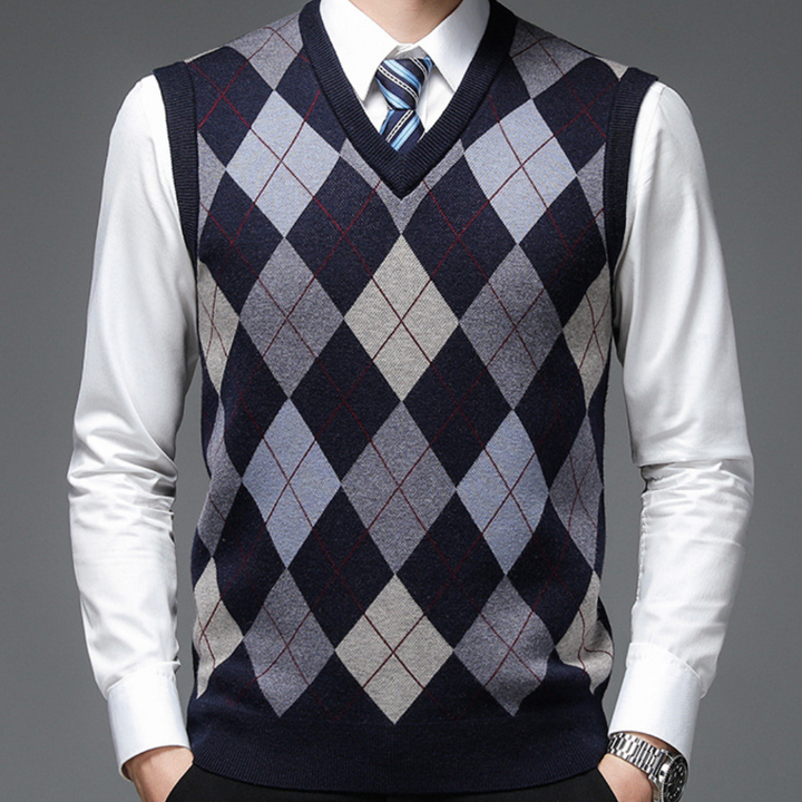Bequeme Herren V-Ausschnitt Strickweste. Ärmelloser Herrenpullover für Layering und moderne Looks.