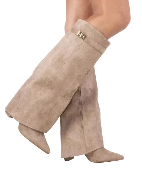 Elegante, kniehohe Damenstiefel mit stabilem Blockabsatz. Modische und bequeme Herbst- & Winterstiefel.