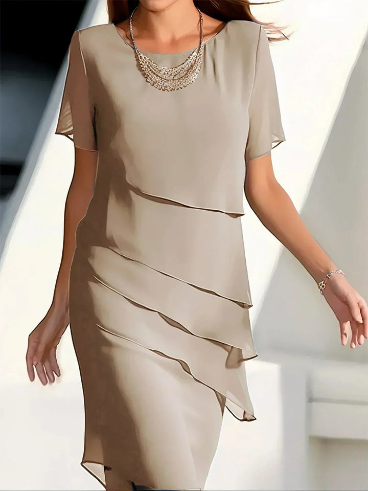 Figurschmeichelndes Damen Midi Lagenkleid in Grün, elegantes festliches Kleid für besondere Anlässe.