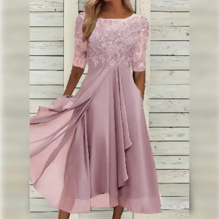 Nahaufnahme des zarten Spitzenmusters am eleganten Damen A-Linien Midi-Kleid. Perfekt für Hochzeiten.