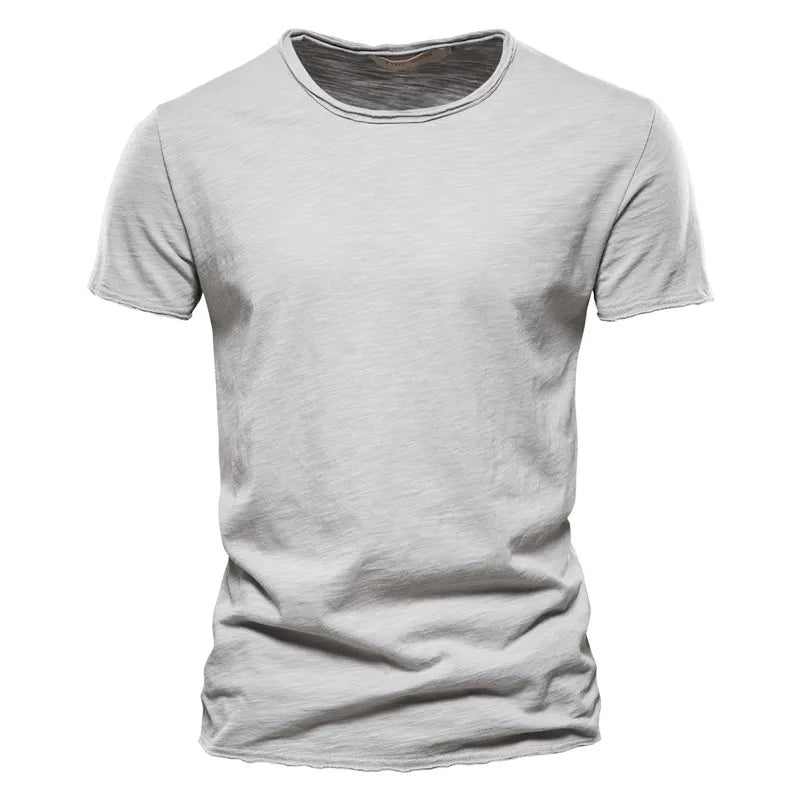 Mann trägt slim fit Herren T-Shirt beim Spaziergang, ideal für Freizeit & Reisen.