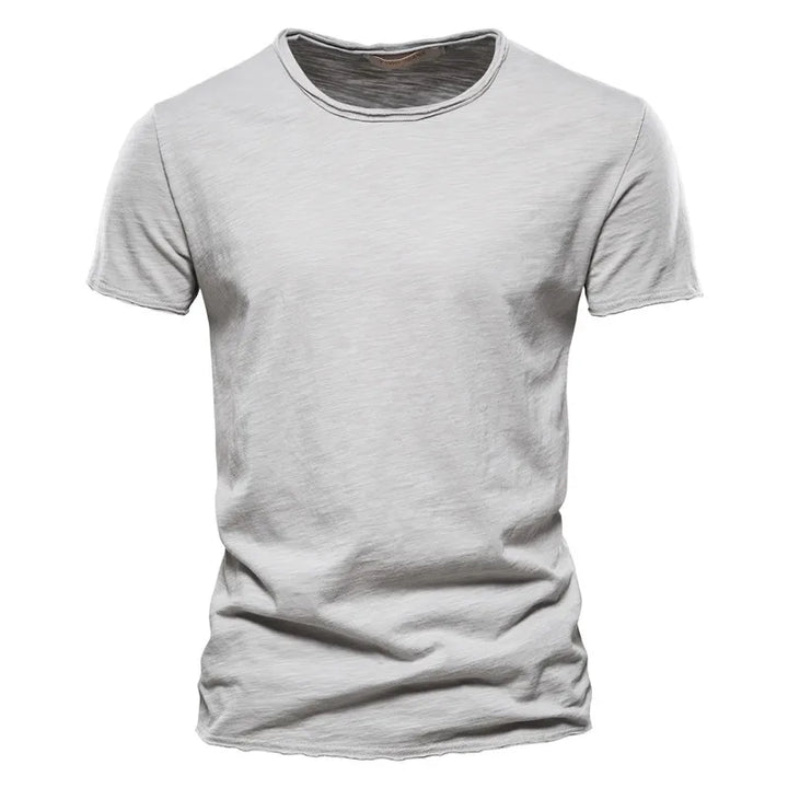 Mann trägt slim fit Herren T-Shirt beim Spaziergang, ideal für Freizeit & Reisen.