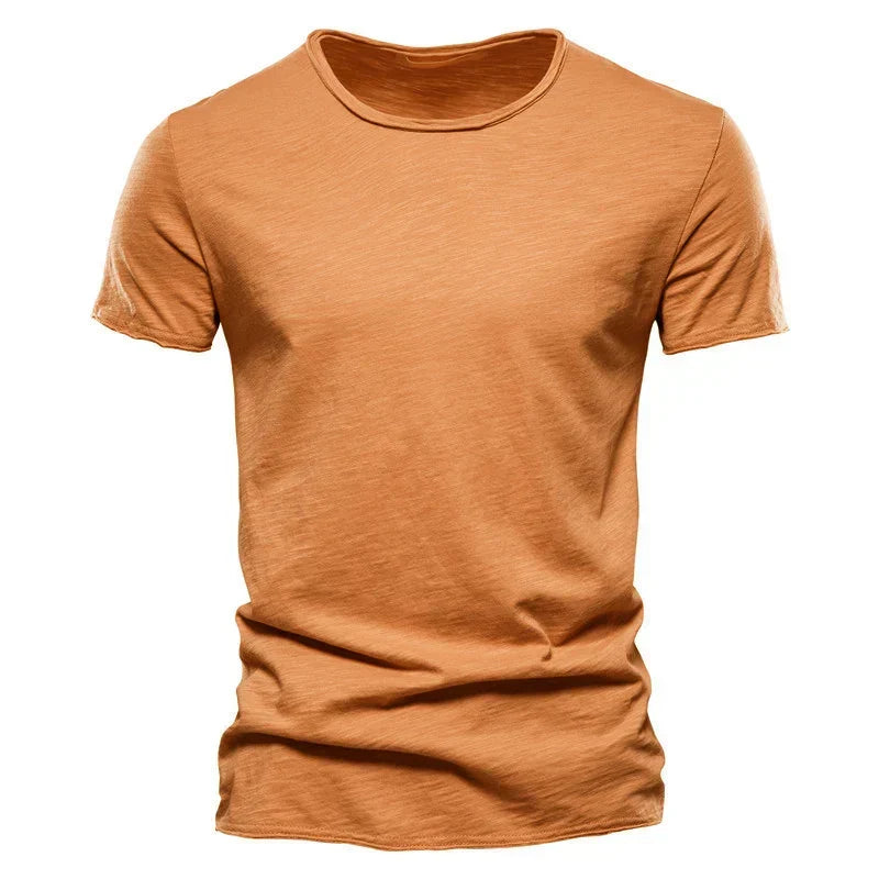 Detailansicht des weichen, atmungsaktiven Stoffes vom Herren Slim Fit T-Shirt, hoher Tragekomfort.