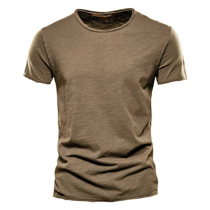 Herren Basic T-Shirt, slim fit & kurzarm, perfekt kombinierbar für Freizeit-Outfits im Sommer.