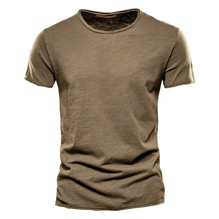 Herren Basic T-Shirt, slim fit & kurzarm, perfekt kombinierbar für Freizeit-Outfits im Sommer.