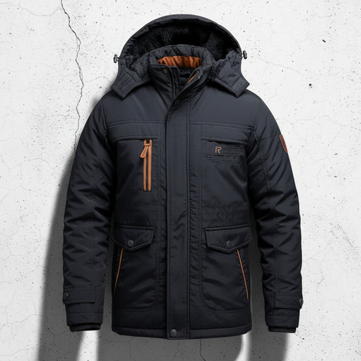 Nahaufnahme der geräumigen Cargotaschen am Herren Winterparka. Funktionalität & Stauraum für Essentials.