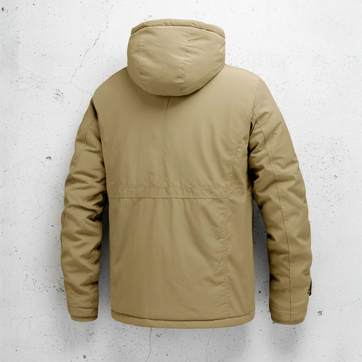 Mann trägt warmen, robusten Herren Winterparka für Outdoor-Aktivitäten. Isolierte Jacke für kalte Tage.