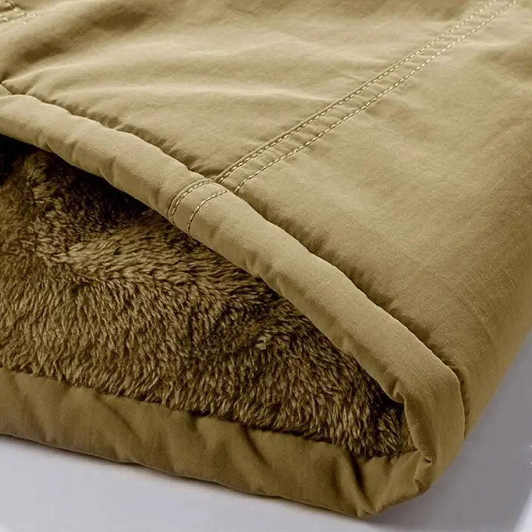 Innenansicht des isolierten Herren Winterparkas, für maximale Wärme & Komfort bei eisiger Kälte.