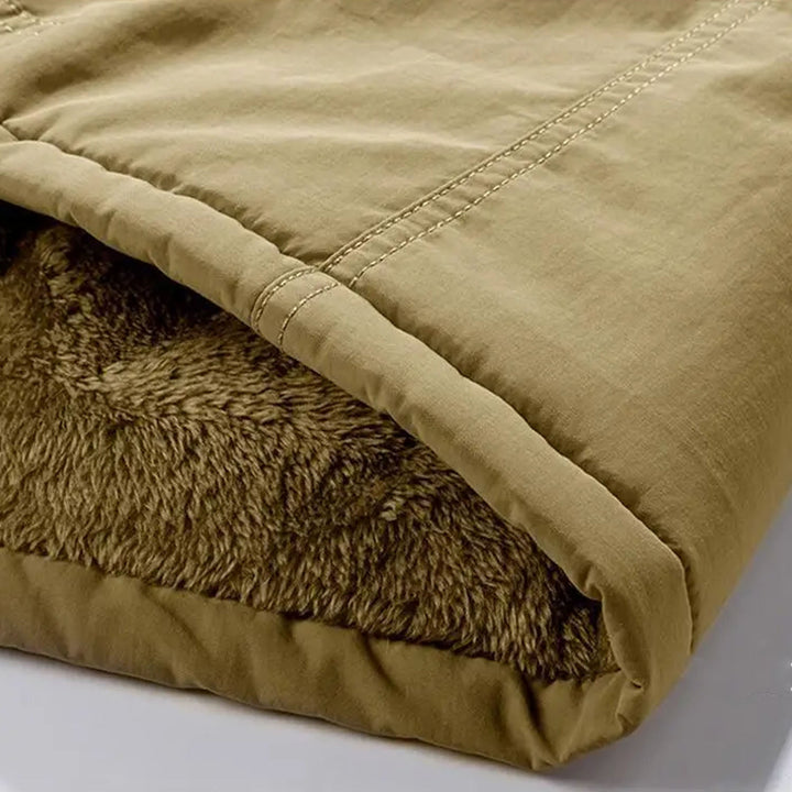 Innenansicht des isolierten Herren Winterparkas, für maximale Wärme & Komfort bei eisiger Kälte.