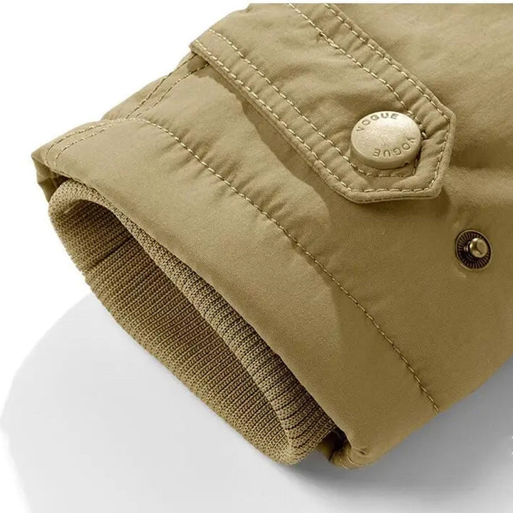Rückansicht des robusten Herren Kapuzenparkas, lange Passform & optimaler Schutz im Winter.