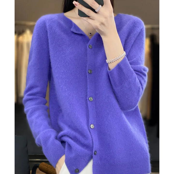 Kuscheliger, warmer Damen Strickjacke mit O-Hals für angenehmen Komfort.