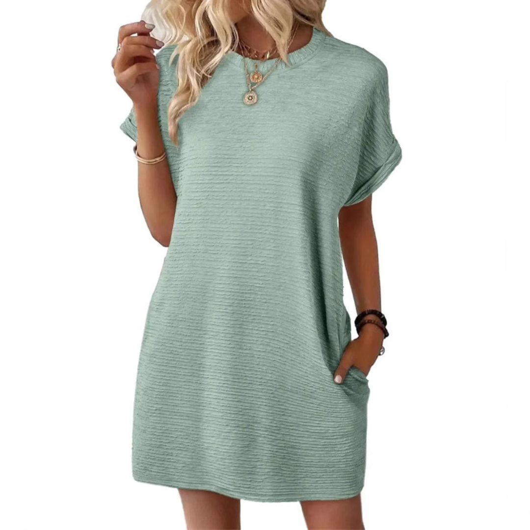 Sommerliches Damen Freizeitkleid, knielang, mit praktischen Taschen und bequemem Schnitt.