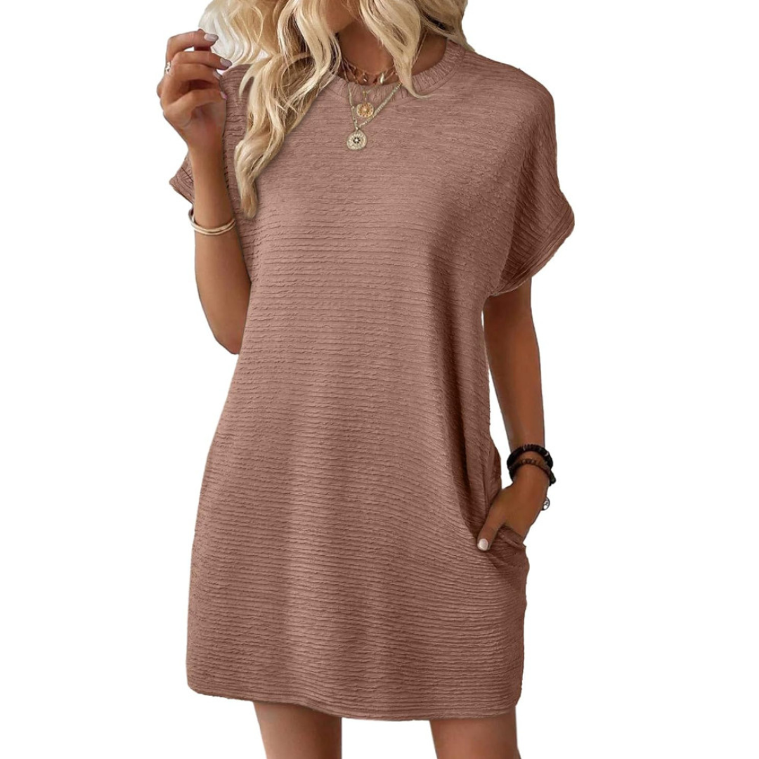 Damen Minikleid mit kurzen Ärmeln, T-Shirt Design und bequemem Tragekomfort, vielseitig einsetzbar.