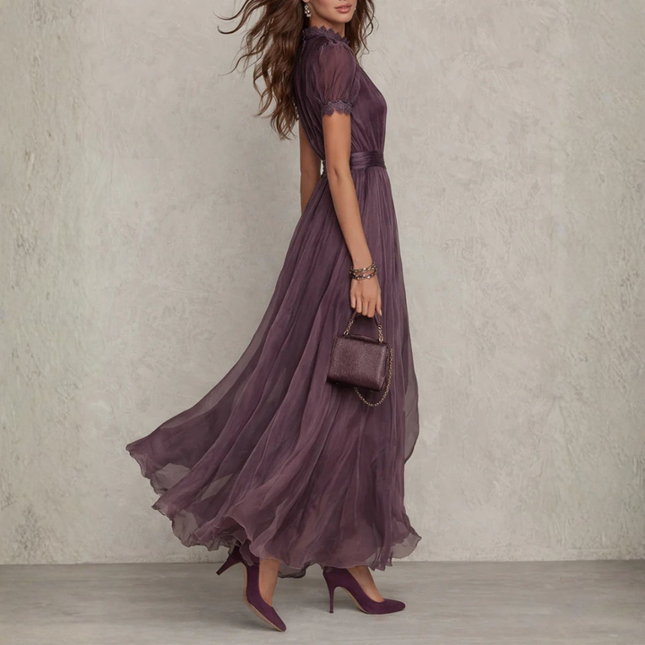 Festliches Vintage Maxikleid für Damen in Lila, mit detailreichem Spitzenbesatz. Ideal als elegantes Abendkleid.