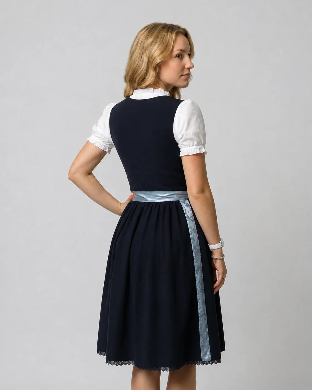 Detailansicht des dunkelgrauen Damen Dirndlkleides. Traditionelle Trachtenmode, perfekt für Oktoberfest und Festtage.